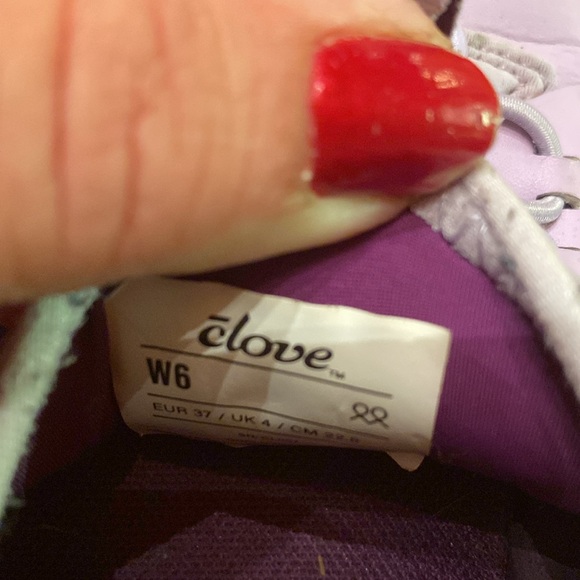 Women’s 6 wide CLOVE shoes